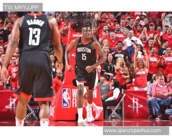 克林特卡佩拉如何在NBA赛场上展现自己的全能实力与领导魅力
