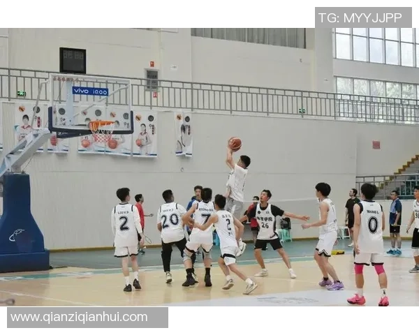 天主大学与库里科连队的激烈对决展现篮球魅力与团队精神的较量 天主大学与库里科连队的激烈对决展现篮球魅力与团队精神的较量