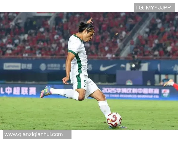 张玉宁与杨晨的对决：谁将成为中国足球的新传奇之星